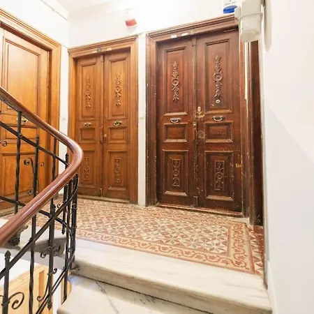 Galata Kulesi'nin Tam Karsisinda Muhtesem
