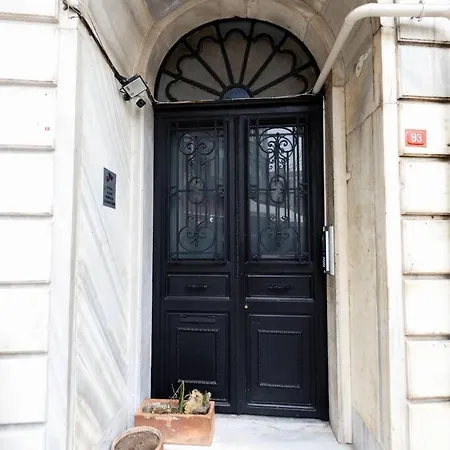 Galata Kulesi'nin Tam Karsisinda Muhtesem