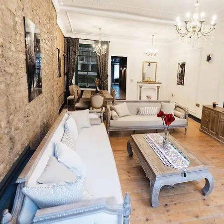Galata Kulesi'nin Tam Karsisinda Muhtesem * اسطنبول