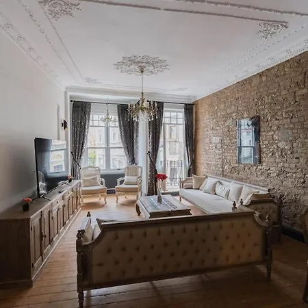 Galata Kulesi'nin Tam Karsisinda Muhtesem * Istanbul
